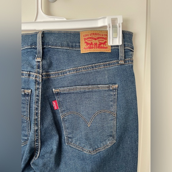 Levi’s Slimming Skinny Jeans - Picture 5 of 5